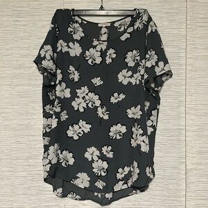 Pleoine Floral Grey and White Women's Top